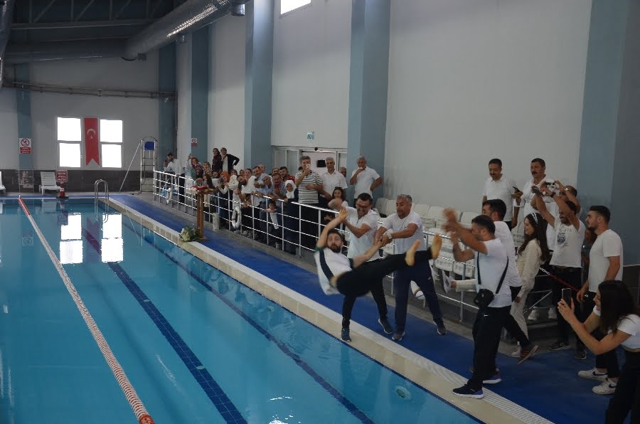 Antrenör Çiftin Nikahları Yüzme Havuzunda Kıyıldı