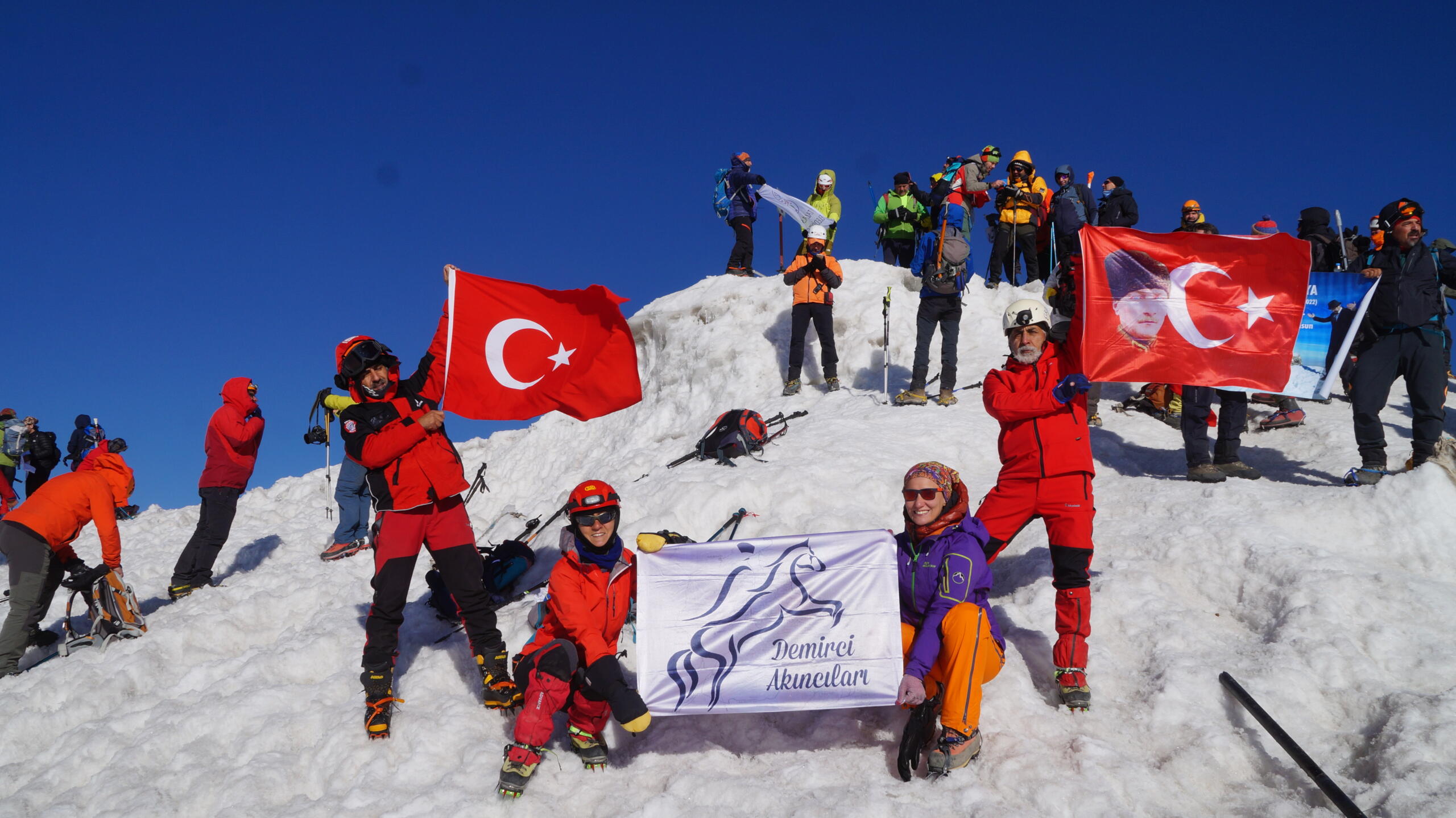 Ağrı Dağının Zirvesinde, Demirci Akıncıları